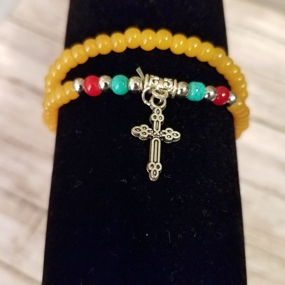 Yellow stretchy bracelet with cross charm - Picture 4 of 5